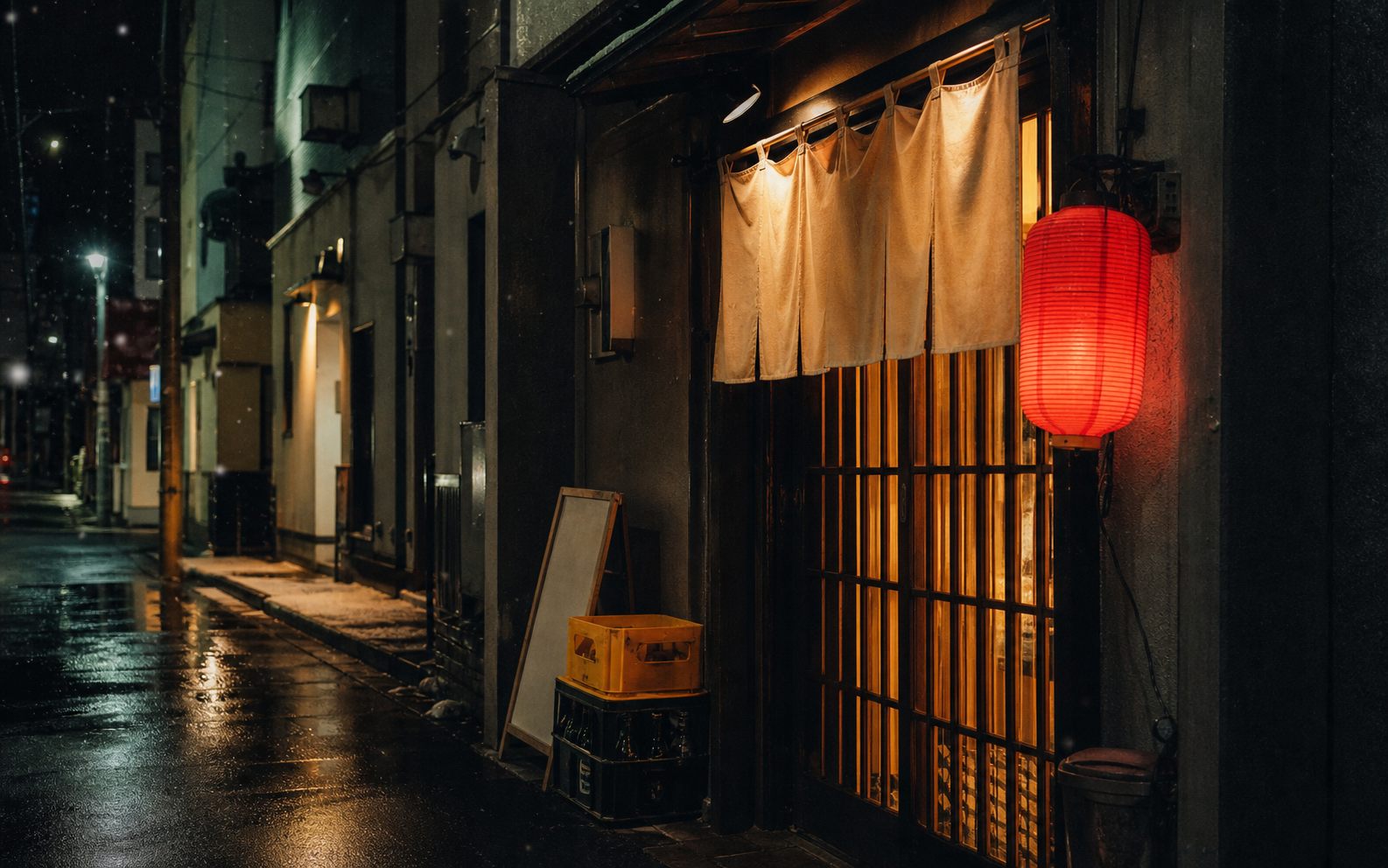 夜の店先。提灯と暖簾の灯り（イメージ）