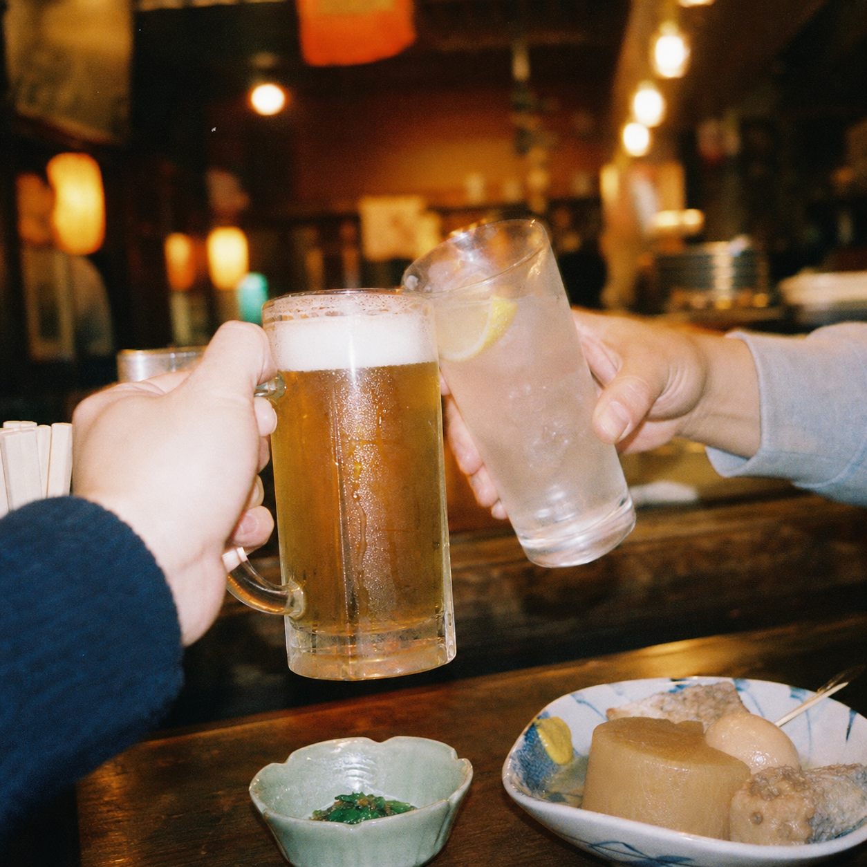 カウンターでの乾杯のスナップ（イメージ）